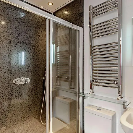6 Bed In 90333