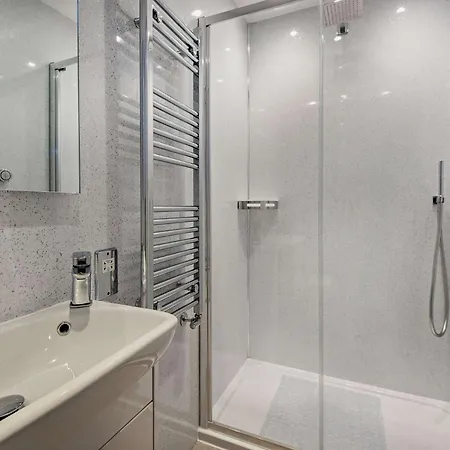 6 Bed In 90333