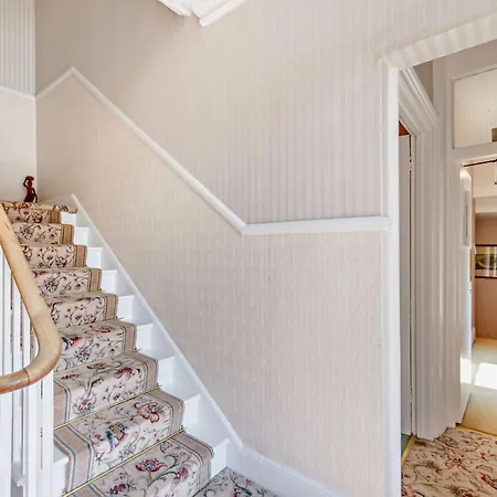 6 Bed In 90333